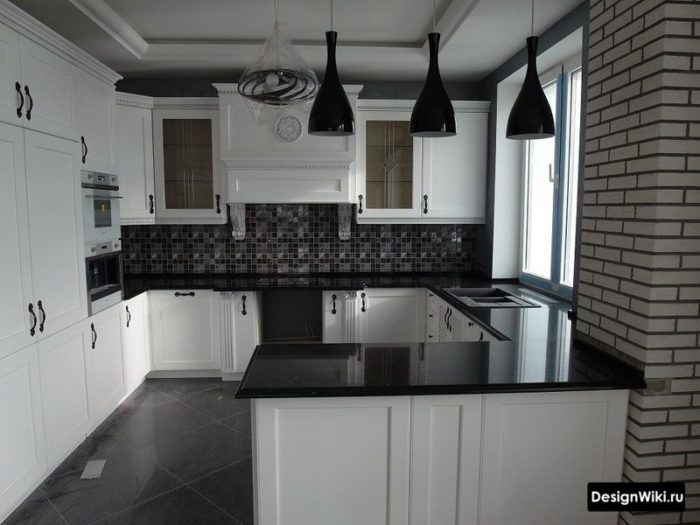 ap кухня с барной стойкой и окном